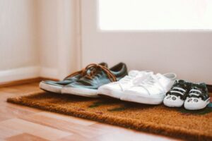 grupo de zapatos de una familia, representan el apego