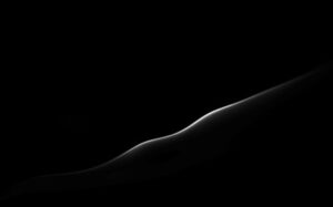 linea blanca en fondo negro que simboliza una cicatriz del trauma